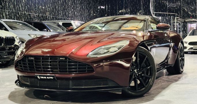Подержанный Aston Martin DB11 AMR I, 5.2 л, 2018 в Дубае от Zeus Motors Бордовый цвет. GCC | AUTO.AE