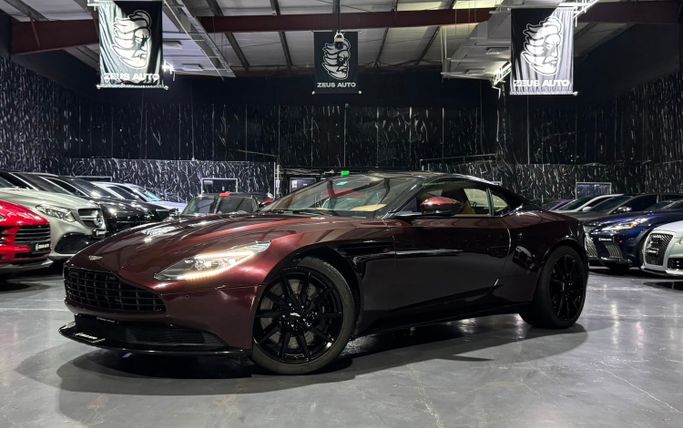 مستعملة Aston Martin DB11 I, 5.2 l, 2018 في في الإمارات, دبي من Zeus Motors، اللون خمري. مواصفات الخليج | AUTO.AE | إعلان #276481