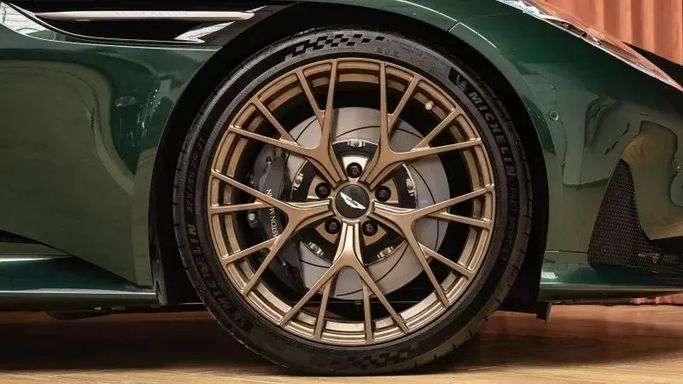 Подержанный Aston Martin DB12, 4.0 л, 2024 в Дубае от Automobili Motors Зеленый цвет. GCC | AUTO.AE