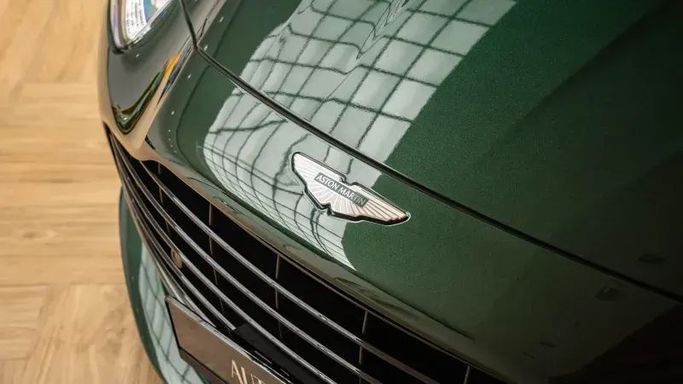Подержанный Aston Martin DB12, 4.0 л, 2024 в Дубае от Automobili Motors Зеленый цвет. GCC | AUTO.AE