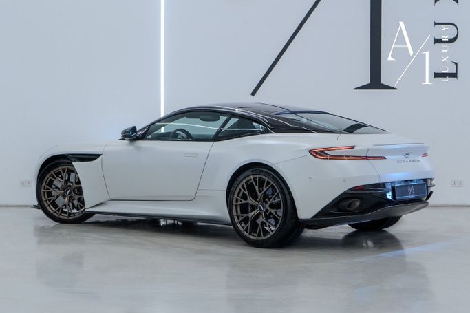 Подержанный Aston Martin DB12, 4.0 л, 2024 в Дубае от A1 Luxury Motors Белый цвет. GCC | AUTO.AE
