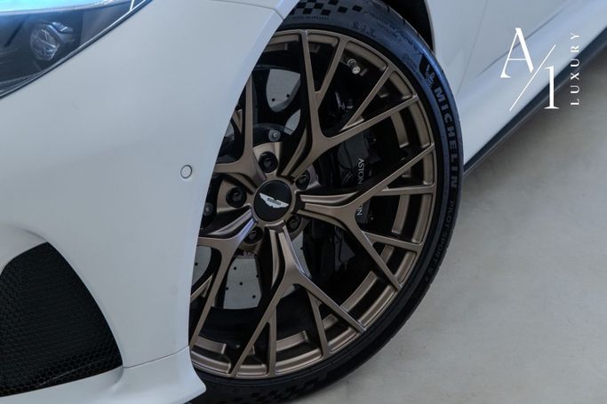 Подержанный Aston Martin DB12, 4.0 л, 2024 в Дубае от A1 Luxury Motors Белый цвет. GCC | AUTO.AE