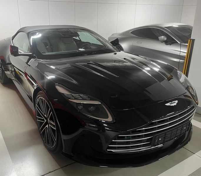 Подержанный Aston Martin DB12, 4.0 л, 2025 в Дубае от Fair Import Черный цвет. Корейская | AUTO.AE