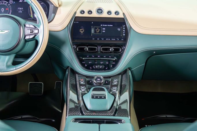 Подержанный Aston Martin DBX DBX707 I, 4.0 л, 2024 в Дубае от The Car Superstore Серый цвет. GCC | AUTO.AE