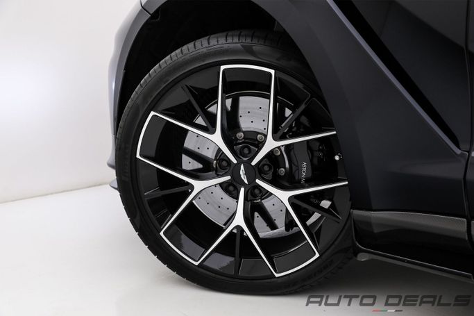 Подержанный Aston Martin DBX DBX707 I, 4.0 л, 2025 в Дубае от AUTO DEALS Черный цвет. GCC | AUTO.AE