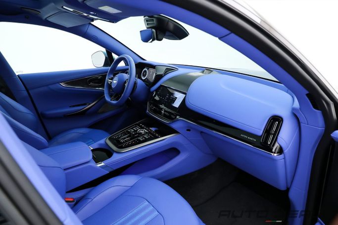 Подержанный Aston Martin DBX DBX707 I, 4.0 л, 2025 в Дубае от AUTO DEALS Черный цвет. GCC | AUTO.AE