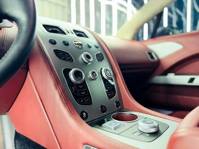 Подержанный Aston Martin Rapide I (S), 5.9 л, 2017 в Дубае от Zeus Motors Коричневый цвет. GCC | AUTO.AE