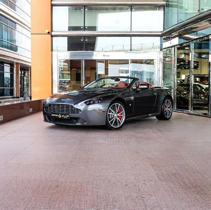 Подержанный Aston Martin V8 Vantage III Рестайлинг, 4.7 л, 2016 в Дубае от Q Motors Серый цвет. Европейская | AUTO.AE