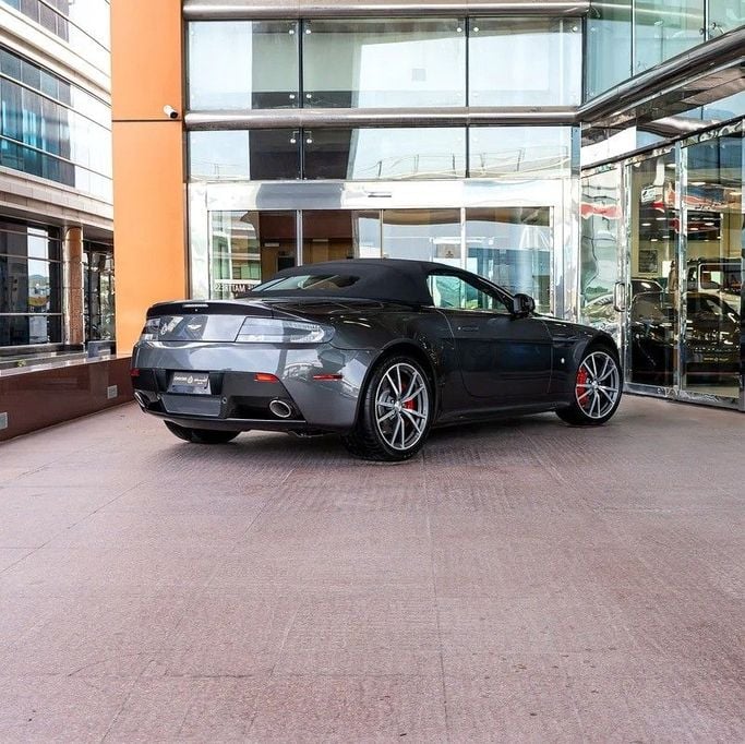 Подержанный Aston Martin V8 Vantage III Рестайлинг, 4.7 л, 2016 в Дубае от Q Motors Серый цвет. Европейская | AUTO.AE