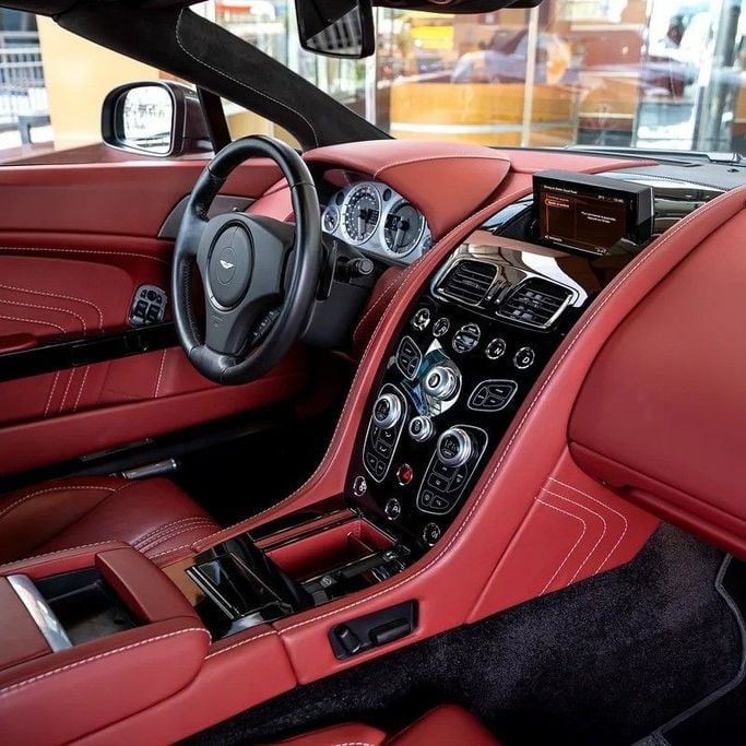 Подержанный Aston Martin V8 Vantage III Рестайлинг, 4.7 л, 2016 в Дубае от Q Motors Серый цвет. Европейская | AUTO.AE