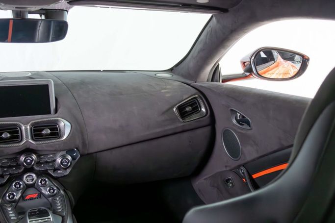 Подержанный Aston Martin V8 Vantage IV, 4.0 л, 2020 в Дубае от The Car Superstore Оранжевый цвет. GCC | AUTO.AE