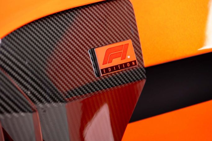 Подержанный Aston Martin V8 Vantage IV, 4.0 л, 2020 в Дубае от The Car Superstore Оранжевый цвет. GCC | AUTO.AE