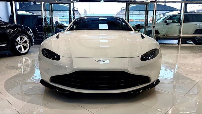 Подержанный Aston Martin V8 Vantage IV, 4.0 л, 2022 в Дубае от FLEX DRIVE Белый цвет. Американская | AUTO.AE