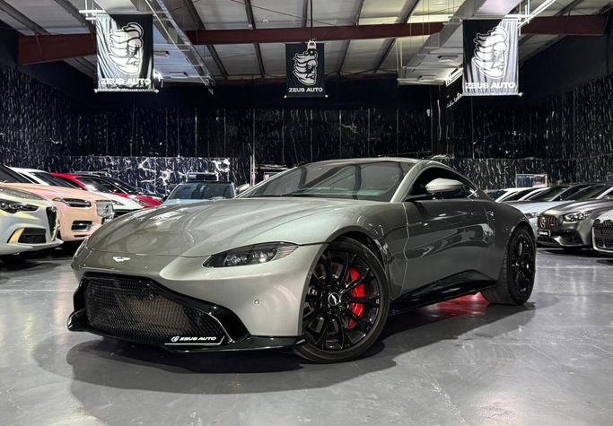 مستعملة Aston Martin V8 Vantage رابعاً, 4.0 l, 2019 في في الإمارات, دبي من Zeus Motors، اللون رمادي. مواصفات الخليج | AUTO.AE | إعلان #274312