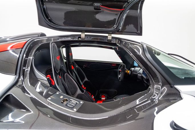 Used Aston Martin Valkyrie, 6.5 l, 2022 in Dubai by PUPIL OF FATE MOTORS, White color. GCC Specs | AUTO.AE