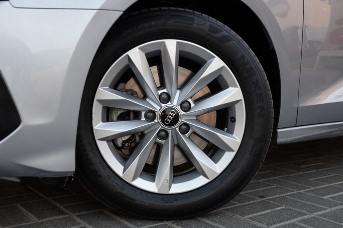 Подержанный Audi A3 35 TFSI IV (8Y), 1.5 л, 2021 в Дубае от Linda Cars Серебристый цвет. GCC | AUTO.AE