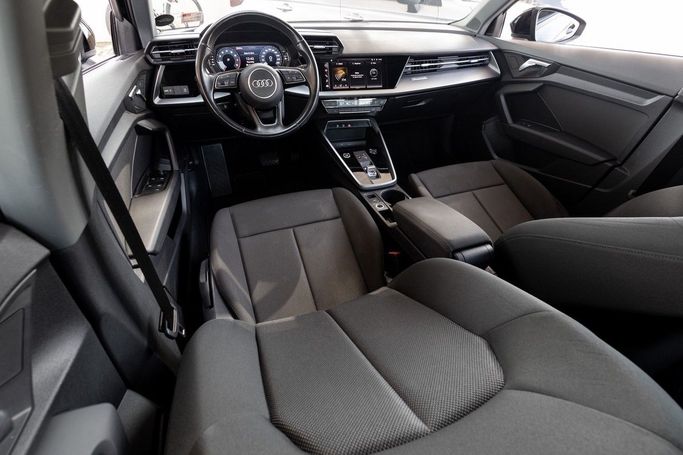 Подержанный Audi A3 35 TFSI IV (8Y), 1.5 л, 2021 в Дубае от Linda Cars Серебристый цвет. GCC | AUTO.AE