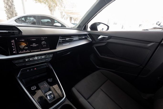 Подержанный Audi A3 35 TFSI IV (8Y), 1.5 л, 2021 в Дубае от Linda Cars Серебристый цвет. GCC | AUTO.AE