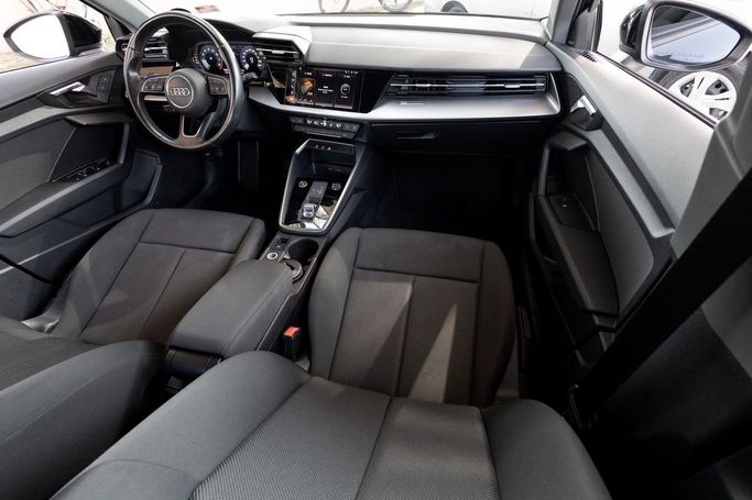 Подержанный Audi A3 35 TFSI IV (8Y), 1.5 л, 2021 в Дубае от Linda Cars Серебристый цвет. GCC | AUTO.AE