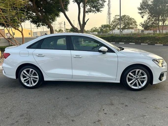 Подержанный Audi A3 35 TFSI IV (8Y), 1.5 л, 2023 в Дубае от mani Motors Белый цвет. GCC | AUTO.AE