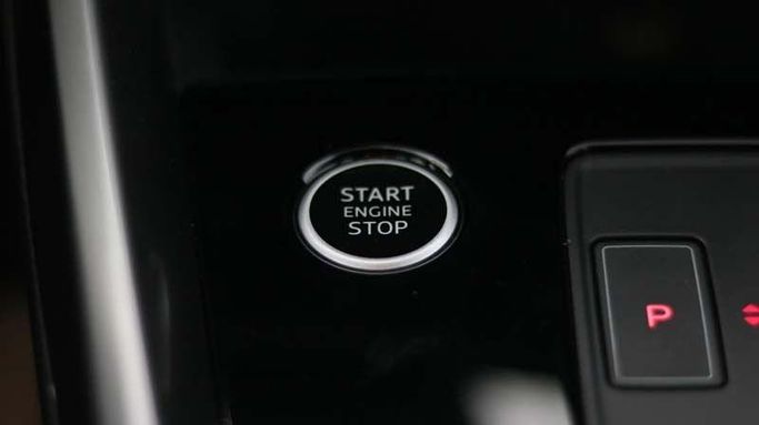 Подержанный Audi A3 35 TFSI IV (8Y), 1.5 л, 2023 в Дубае от Cariva Used Cars  Белый цвет. GCC | AUTO.AE