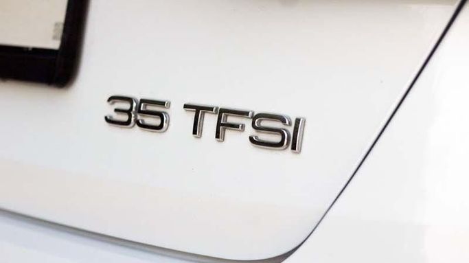 Подержанный Audi A3 35 TFSI IV (8Y), 1.5 л, 2023 в Дубае от Cariva Used Cars  Белый цвет. GCC | AUTO.AE