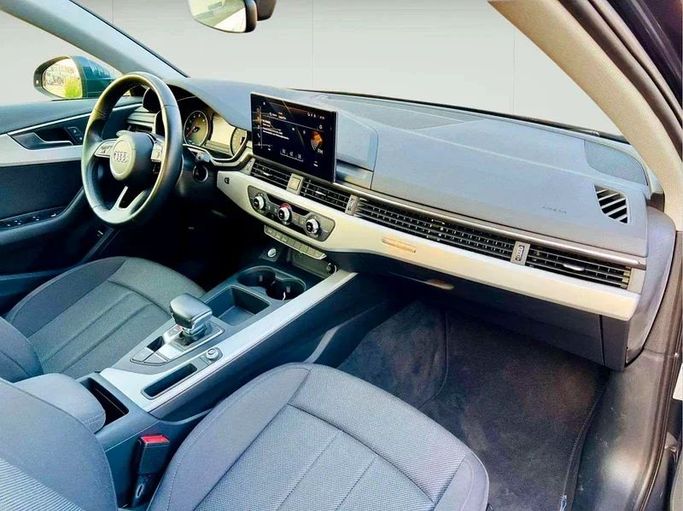 Подержанный Audi A4 40 TFSI V (B9) Рестайлинг, 2.0 л, 2021 в Дубае от Mirza Automobile FZE Черный цвет. Японская | AUTO.AE