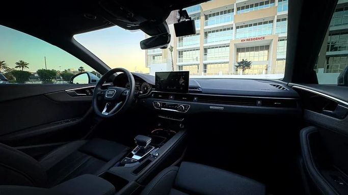Подержанный Audi A5 40 TFSI II (F5) Рестайлинг, 2.0 л, 2023 в Дубае от MBA Motors Серебристый цвет. Other | AUTO.AE