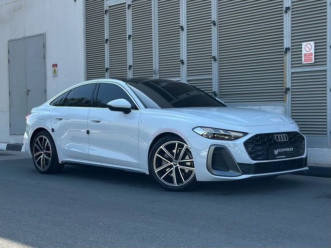 مستعملة Audi A5 L III (B10), 2.0 l, 2025 في في دبي من Express Motors، اللون أبيض. المواصفات الكورية | AUTO.AE