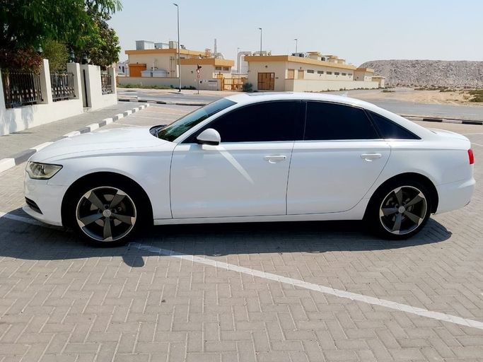 Подержанный Audi A6 2.0 TFSI IV (C7) Рестайлинг, 2.0 л, 2015 в Дубае от Lahbab Motors Белый цвет. GCC | AUTO.AE