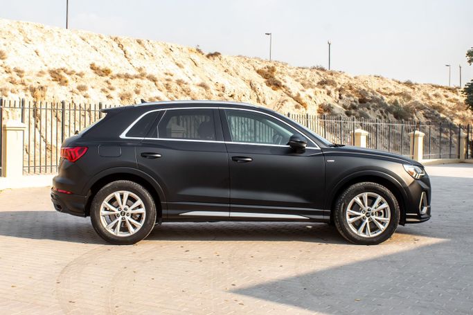 مستعملة Audi Q3 45 TFSI II (F3), 2.0 l, 2022 في في دبي، اللون أسود. المواصفات الأمريكية | AUTO.AE | إعلان #256675