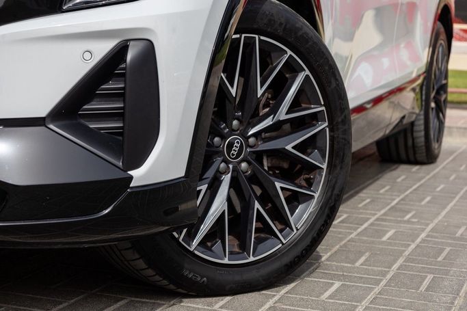 Подержанный Audi Q5 e-tron 50, 2023 в Дубае от Linda Cars Белый цвет. Китайская | AUTO.AE