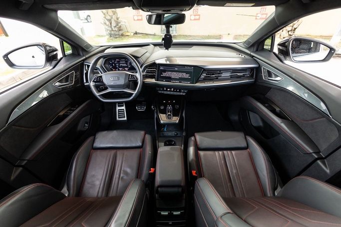 Подержанный Audi Q5 e-tron 50, 2023 в Дубае от Linda Cars Белый цвет. Китайская | AUTO.AE