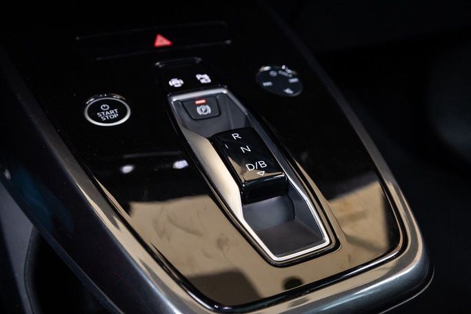 Подержанный Audi Q5 e-tron 50, 2023 в Дубае от Linda Cars Белый цвет. Китайская | AUTO.AE