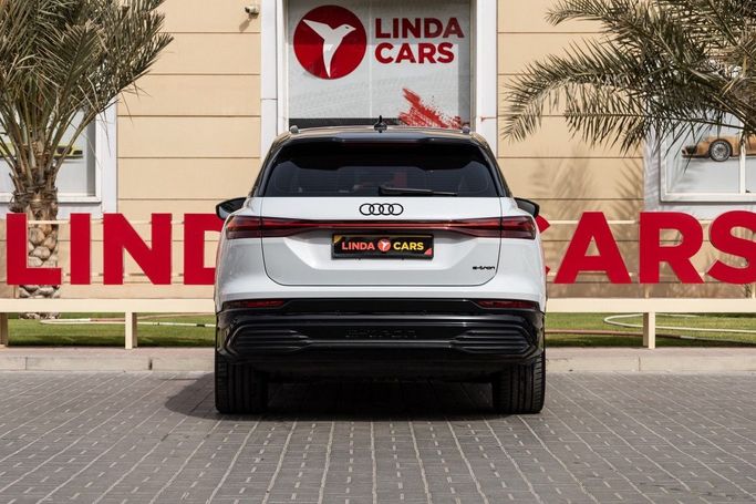 Подержанный Audi Q5 e-tron 50, 2023 в Дубае от Linda Cars Белый цвет. Китайская | AUTO.AE