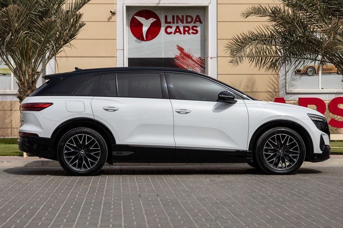 Подержанный Audi Q5 e-tron 50, 2023 в Дубае от Linda Cars Белый цвет. Китайская | AUTO.AE