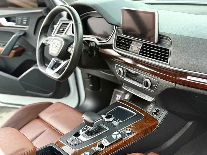 Подержанный Audi Q5 45 TFSI II (FY), 2.0 л, 2020 в Дубае от Al Qemah Used Cars Белый цвет. GCC | AUTO.AE