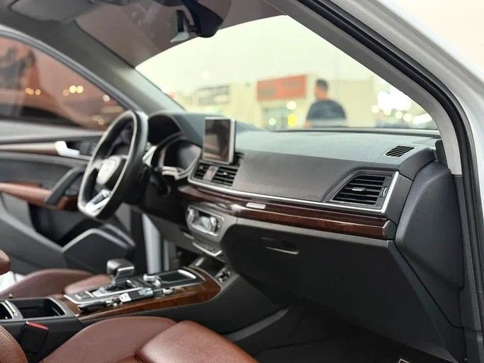 Подержанный Audi Q5 45 TFSI II (FY), 2.0 л, 2020 в Дубае от Al Qemah Used Cars Белый цвет. GCC | AUTO.AE