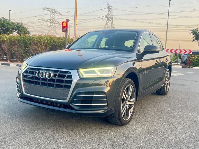 مستعملة Audi Q5 L 45 TFSI II (السنة المالية) فيس ليفت الثاني (FY), 2.0 l, 2020 في في دبي، اللون رمادي. مواصفات الخليج | AUTO.AE | إعلان #250732
