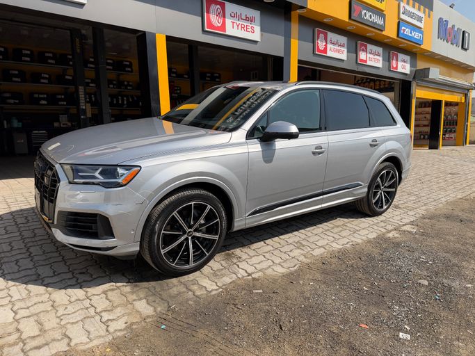 Used Audi Q7 55 TFSI II (4M) Facelift, 3.0 l, 2022 in Dubai, Silver color.  | AUTO.AE