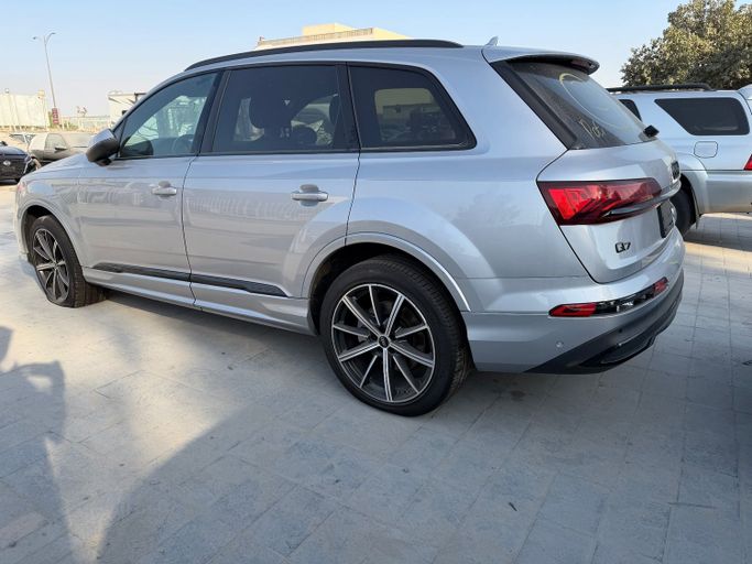 Подержанный Audi Q7 55 TFSI II (4M) Рестайлинг, 3.0 л, 2022 в Дубае Серебристый цвет.  | AUTO.AE
