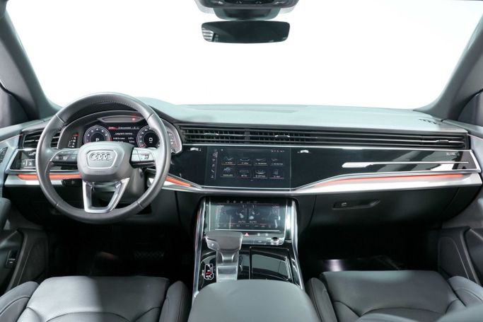 Подержанный Audi Q8 55 TFSI I (4M), 3.0 л, 2019 в Дубае от The Car Superstore Серебристый цвет. GCC | AUTO.AE