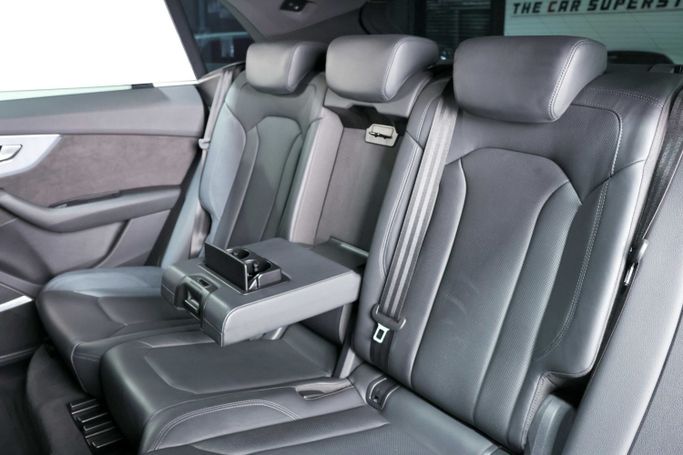 Подержанный Audi Q8 55 TFSI I (4M), 3.0 л, 2019 в Дубае от The Car Superstore Серебристый цвет. GCC | AUTO.AE