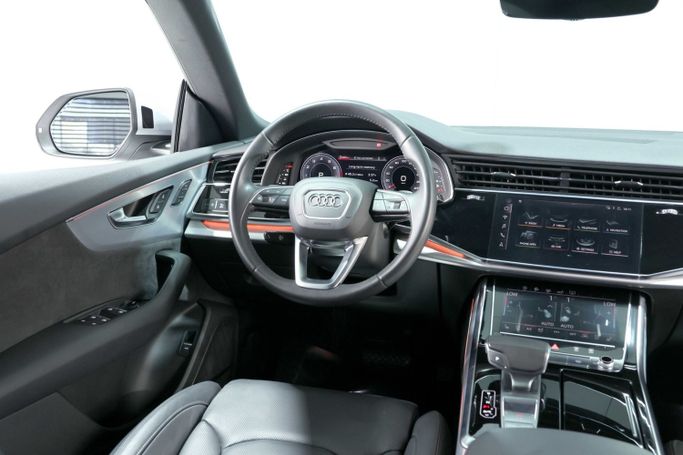 Подержанный Audi Q8 55 TFSI I (4M), 3.0 л, 2019 в Дубае от The Car Superstore Серебристый цвет. GCC | AUTO.AE