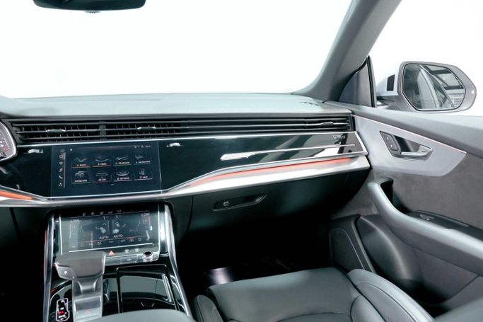 Подержанный Audi Q8 55 TFSI I (4M), 3.0 л, 2019 в Дубае от The Car Superstore Серебристый цвет. GCC | AUTO.AE