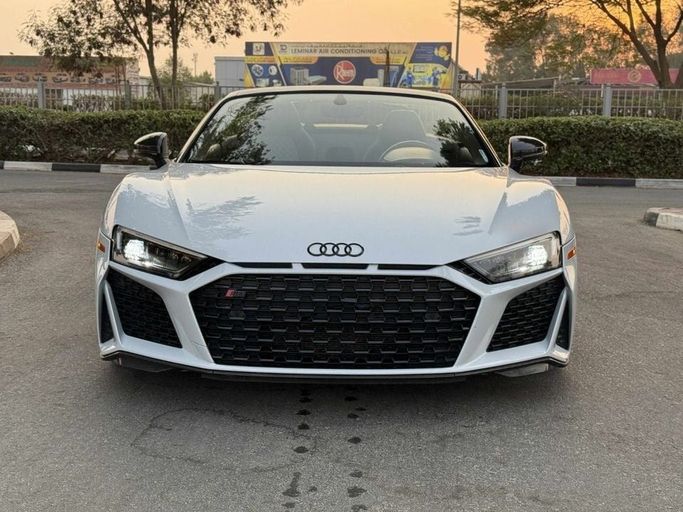 Подержанный Audi R8 V10 II (4S) Рестайлинг, 5.2 л, 2020 в Дубае от Royal Motors Серебристый цвет. Канадская | AUTO.AE