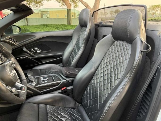 Подержанный Audi R8 V10 II (4S) Рестайлинг, 5.2 л, 2020 в Дубае от Royal Motors Серебристый цвет. Канадская | AUTO.AE