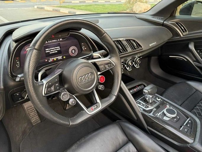Подержанный Audi R8 V10 II (4S) Рестайлинг, 5.2 л, 2020 в Дубае от Royal Motors Серебристый цвет. Канадская | AUTO.AE