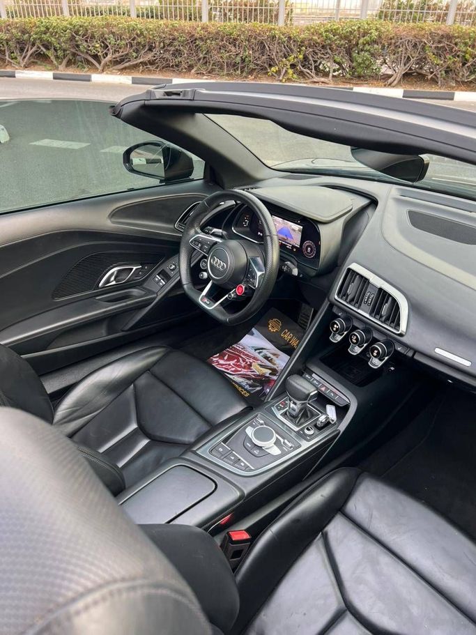 Подержанный Audi R8 V10 II (4S) Рестайлинг, 5.2 л, 2023 в Дубае от Space Motors Черный цвет. Американская | AUTO.AE