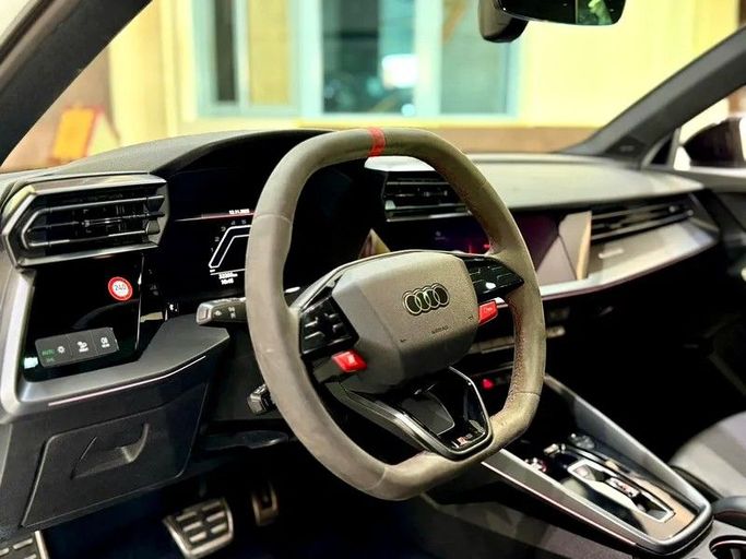 Подержанный Audi RS 3 III (8Y) Рестайлинг, 2.5 л, 2025 в Дубае от Empire Motors Белый цвет. Европейская | AUTO.AE